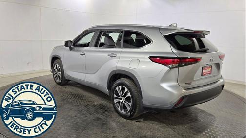 Celestial Silver Metallic 2023 Toyota Highlander Hybrid XLE