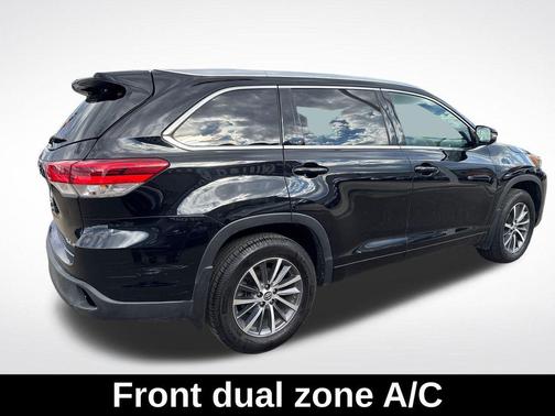 Midnight Black Metallic 2018 Toyota Highlander XLE