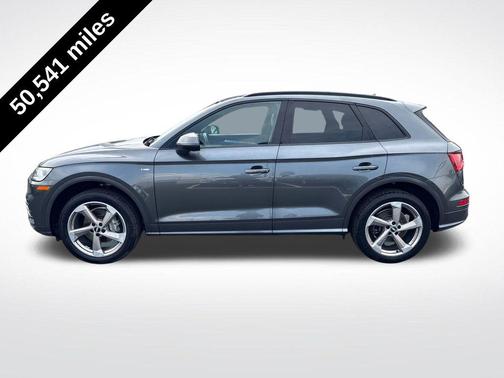 Daytona Gray Pearl Effect 2020 Audi Q5 45 Titanium Premium