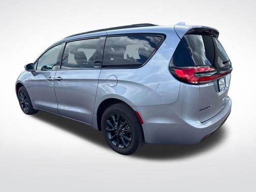 Billet Silver Metallic Clearcoat 2021 Chrysler Pacifica Touring AWD