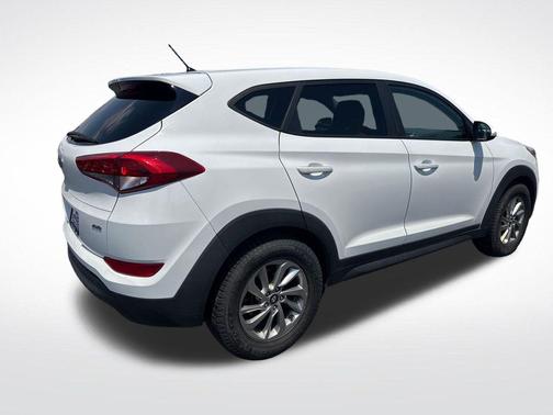 Dazzling White 2018 Hyundai TUCSON SE