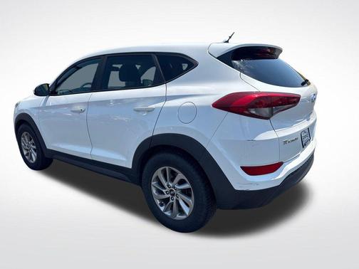 Dazzling White 2018 Hyundai TUCSON SE