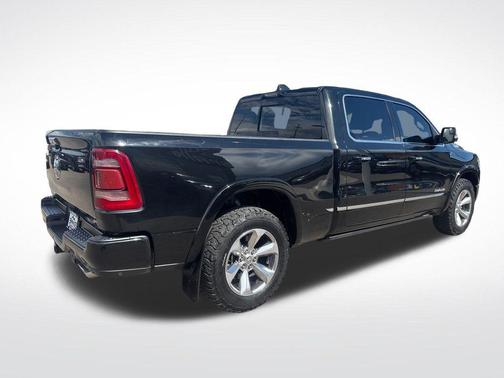 Diamond Black Crystal Pearlcoat 2022 RAM 1500 Limited