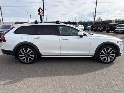 2021 Volvo V90 Cross Country T6