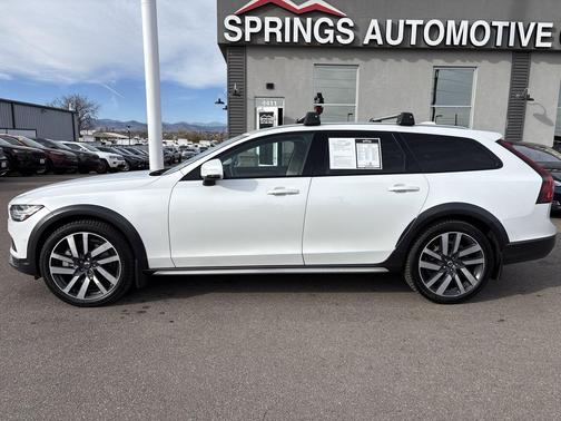 2021 Volvo V90 Cross Country T6