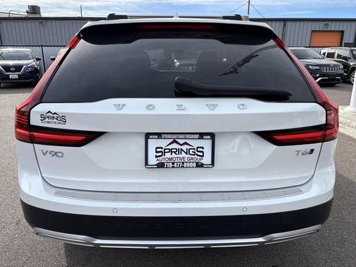 2021 Volvo V90 Cross Country T6