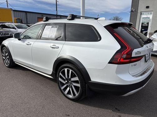 2021 Volvo V90 Cross Country T6