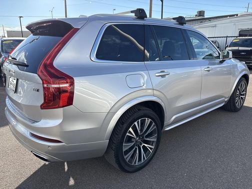 2021 Volvo XC90 T6 Momentum