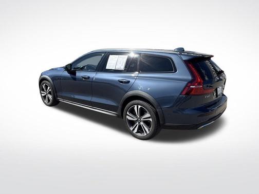2023 Volvo V60 Cross Country B5 Plus