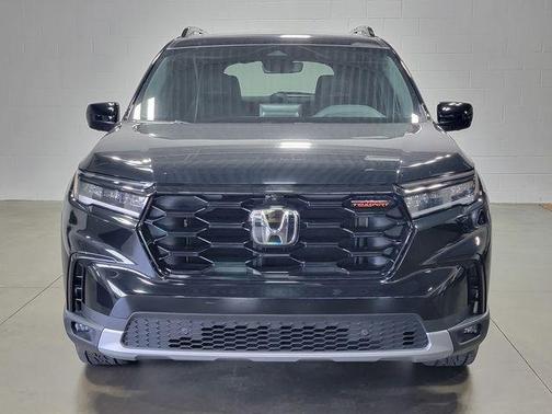 Crystal Black Pearl 2024 Honda Pilot TrailSport
