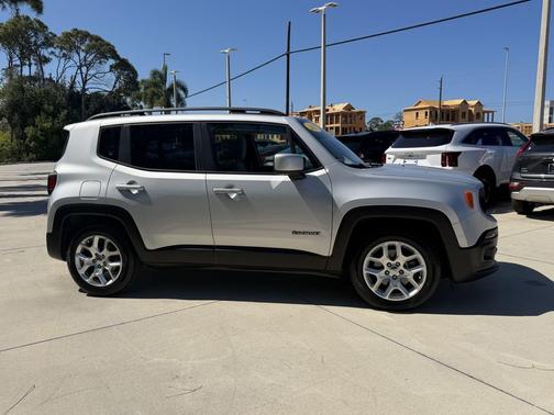 Glacier Metallic 2017 Jeep Renegade Latitude