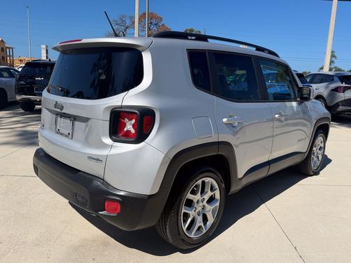 Glacier Metallic 2017 Jeep Renegade Latitude
