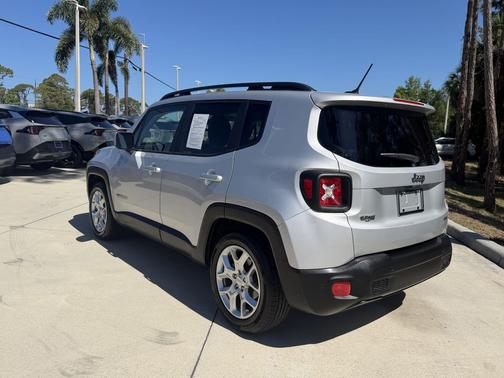 Glacier Metallic 2017 Jeep Renegade Latitude