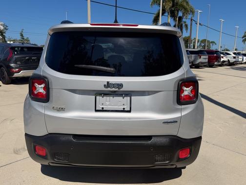 Glacier Metallic 2017 Jeep Renegade Latitude