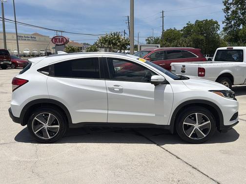 Platinum White Pearl 2022 Honda HR-V EX
