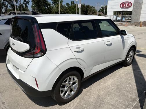Snow White Pearl 2023 Kia Soul LX