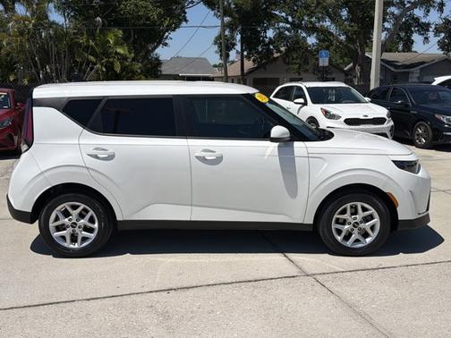 Snow White Pearl 2023 Kia Soul LX