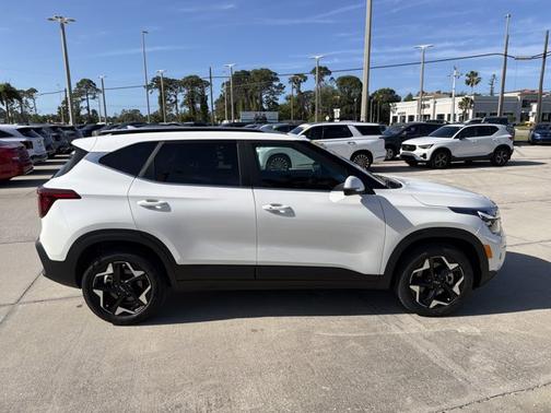 Snow White Pearl 2024 Kia Seltos EX