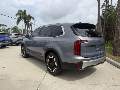 Everlasting Silver 2023 Kia Telluride S