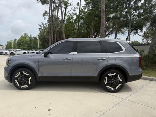 Everlasting Silver 2023 Kia Telluride S