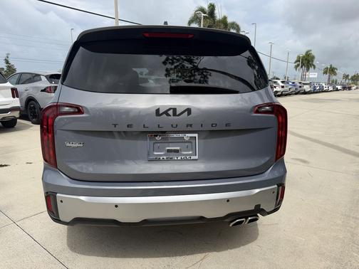 Everlasting Silver 2023 Kia Telluride S