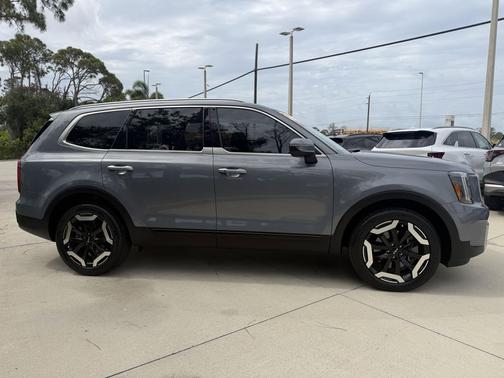 Everlasting Silver 2023 Kia Telluride S