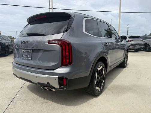 Everlasting Silver 2023 Kia Telluride S