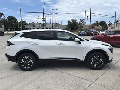 Snow White Pearl 2023 Kia Sportage LX