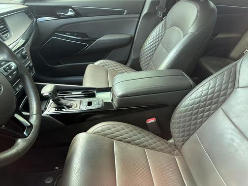 Snow White Pearl 2017 Kia Cadenza Limited