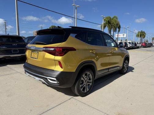 Starbright Yellow/Black Roof 2023 Kia Seltos S