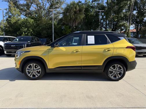 Starbright Yellow/Black Roof 2023 Kia Seltos S