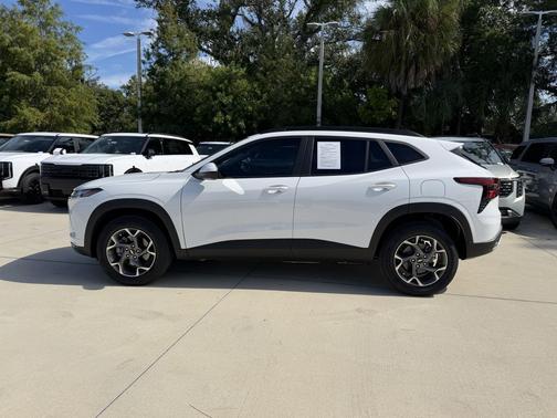 Summit White 2025 Chevrolet Trax LT