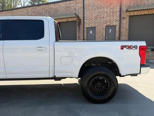 White 2018 Ford F-250 Lariat