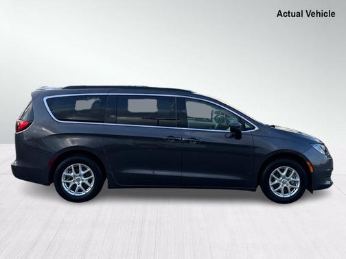 Photo 5 of 27 of 2020 Chrysler Voyager LXI
