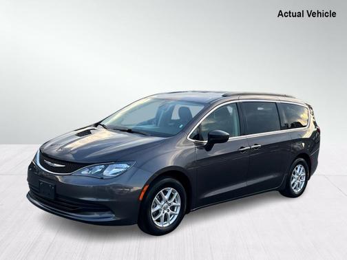 Photo 3 of 27 of 2020 Chrysler Voyager LXI