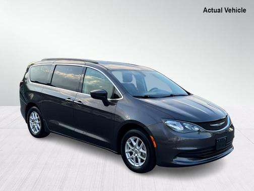 Photo 1 of 27 of 2020 Chrysler Voyager LXI