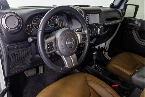 Bright White Clearcoat 2013 Jeep Wrangler Unlimited Sahara