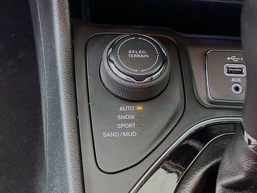 Photo 3 of 36 of 2019 Jeep Cherokee Limited