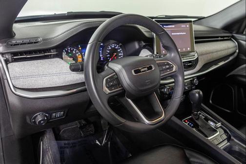 Bright White Clearcoat 2023 Jeep Compass Latitude