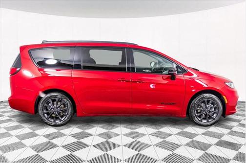 2025 Chrysler Pacifica L