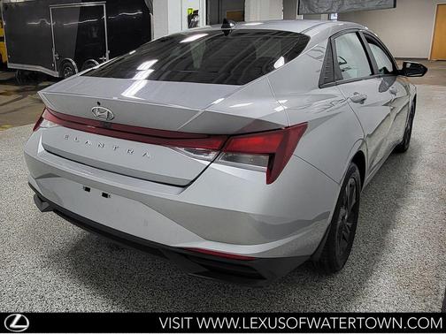 Shimmering Silver Pearl 2022 Hyundai ELANTRA SEL