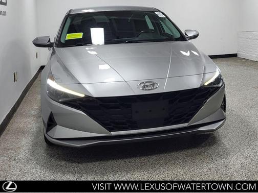 Shimmering Silver Pearl 2022 Hyundai ELANTRA SEL
