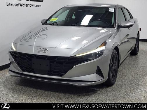 Shimmering Silver Pearl 2022 Hyundai ELANTRA SEL