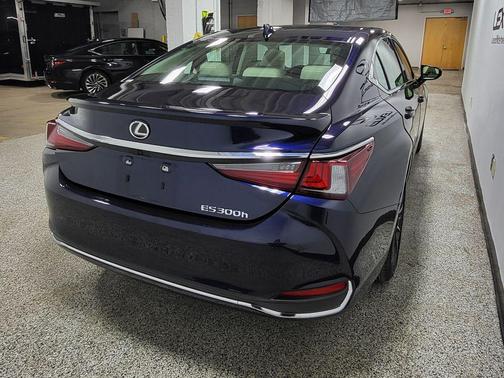 2025 Lexus ES 300h Base