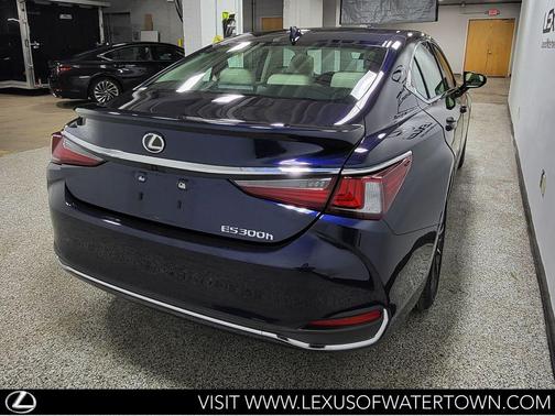 2025 Lexus ES 300h Base