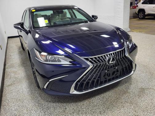 2025 Lexus ES 300h Base