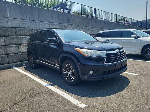 Midnight Black Metallic 2016 Toyota Highlander XLE