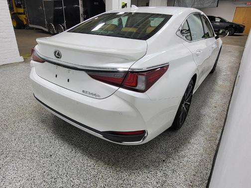 Eminent White Pearl 2024 Lexus ES 300h Base