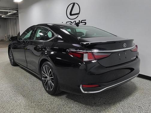 2023 Lexus ES 300h Base