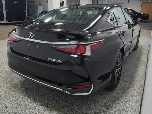 2023 Lexus ES 300h Base